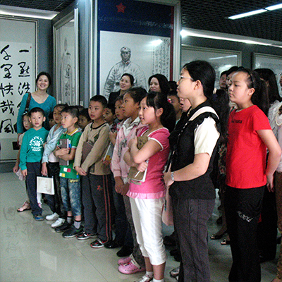 南岸区珊瑚小学师生观看周顺恺画展